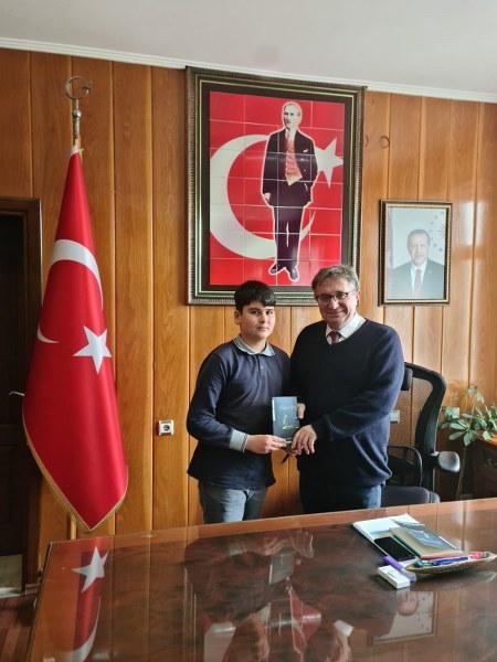 İlçemiz Fatih Sultan Mehmet Ortaokulu öğrencilerinden Fikri Devrim MERTTÜRK'ü İlçe Kaymakamımız Sayın Dr.Ahmet Naci HELVACI makamında ağırladı.