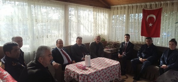  Sayın Kaymakamımız Mehmet Uğur ARSLAN  ilçe protokol üyeleri ile birlikte  Şehit Hasan KELEŞ'in ailesine ziyarette bulundu.