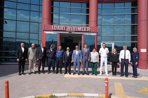 Sayın Kaymakamımız Mehmet Uğur ARSLAN ve ilçe protokolü Kurban Bayramı Kutlaması Programı Kapsamında Karasu Devlet Hastanesi'ni ziyaret etti.