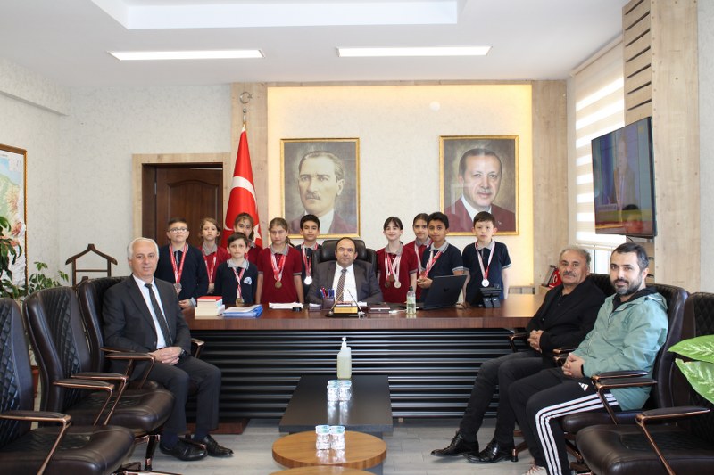 Oryantiring müsabakalarında derece yapan öğrencilerimiz Sayın Kaymakamımız Mehmet Uğur ARSLAN'ı makamında ziyaret ettiler.